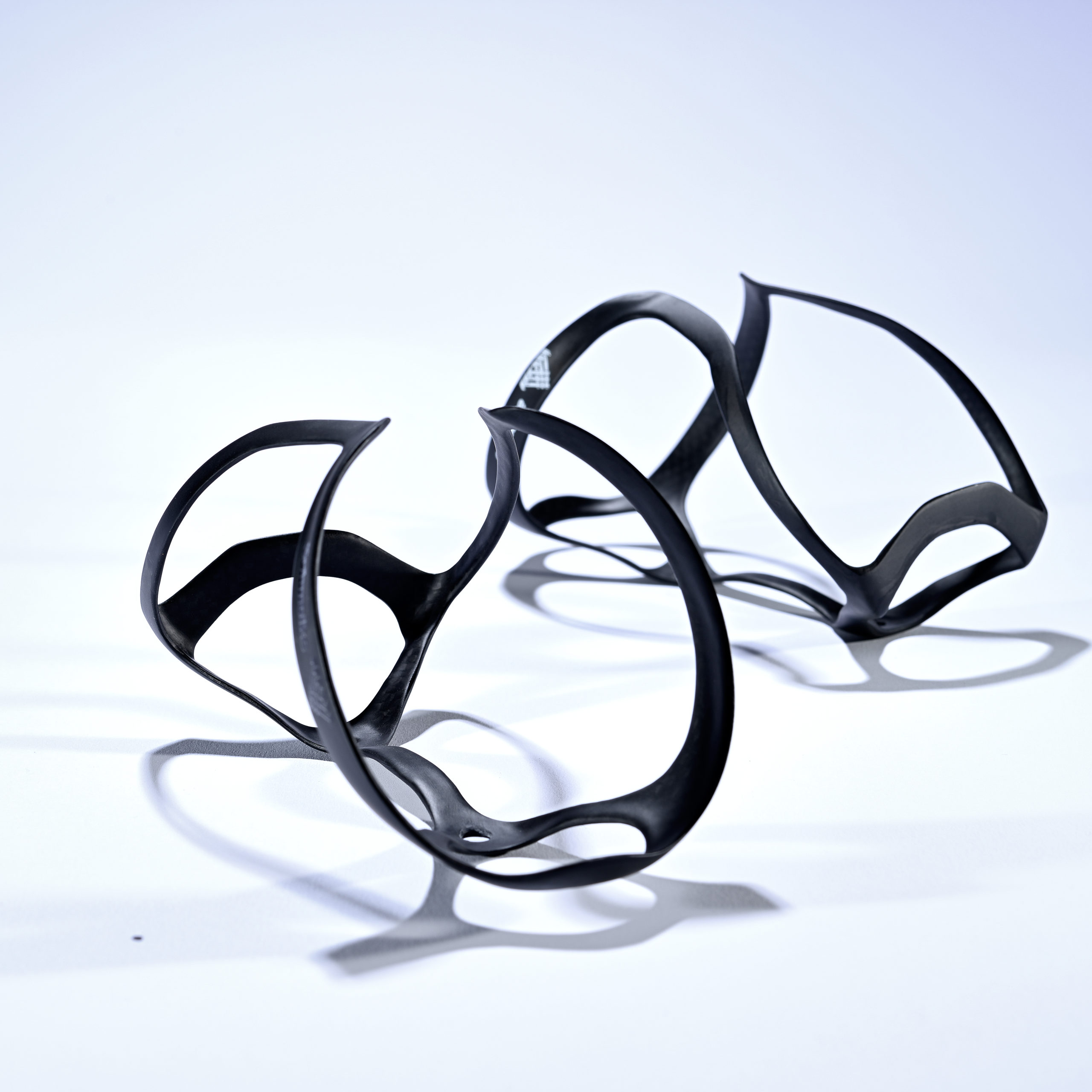 Koszyk na bidon Schmolke Carbon – Czarna edycja (Black Edition) akbisport.pl - Sklep i Serwis rowerowy Gdańsk Osowa Trójmiasto Akcesoria i Naprawy 2 Koszyk na bidon Schmolke Carbon – Czarna edycja (Black Edition) akbisport.pl - Sklep i Serwis rowerowy Gdańsk Osowa Trójmiasto Akcesoria i Naprawy 2