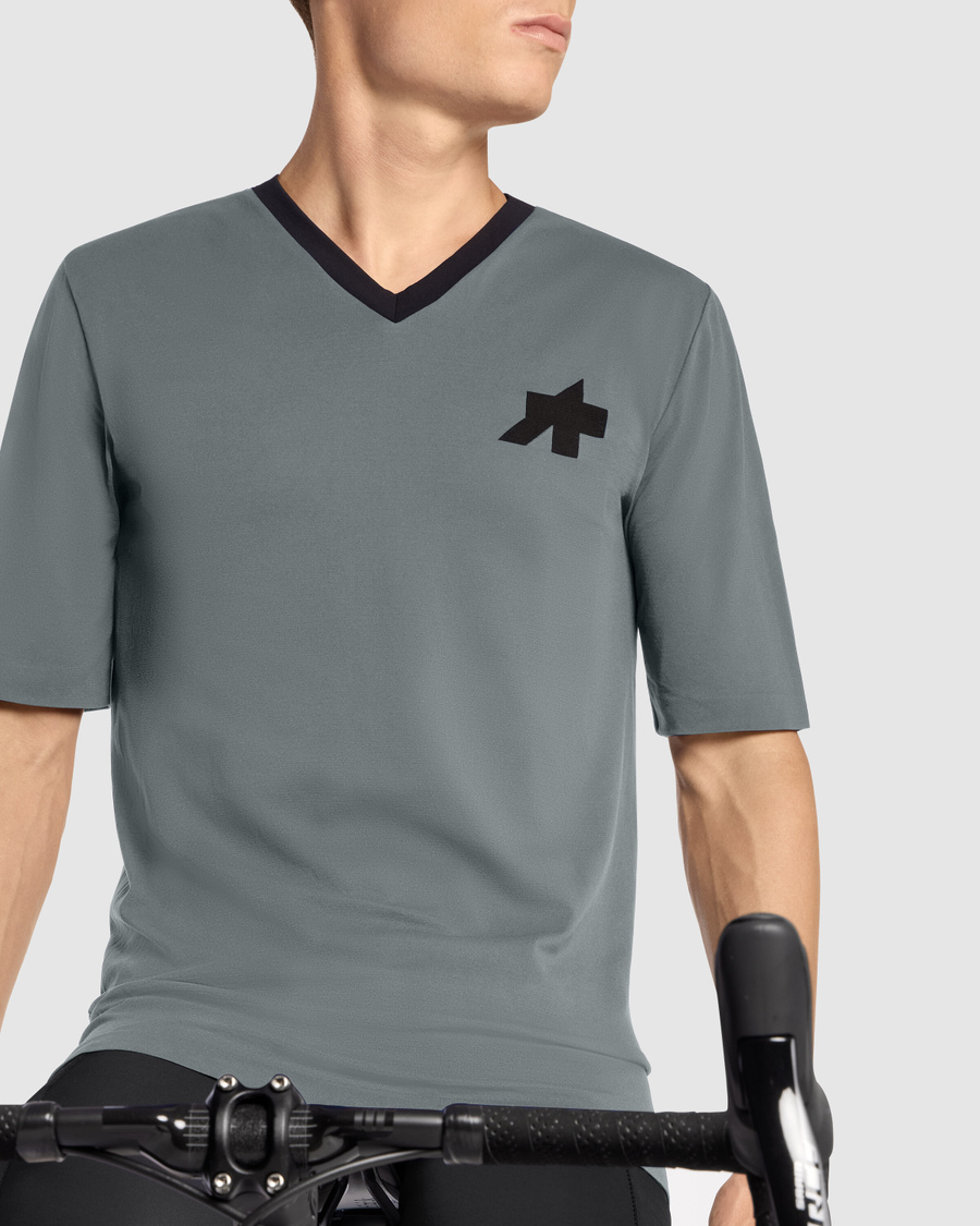 Koszulka kolarska Assos TACTICA Tech T-Shirt T5 Fanatic Silver akbisport.pl - Sklep i Serwis rowerowy Gdańsk Osowa Trójmiasto Akcesoria i Naprawy 8 Koszulka kolarska Assos TACTICA Tech T-Shirt T5 Fanatic Silver akbisport.pl - Sklep i Serwis rowerowy Gdańsk Osowa Trójmiasto Akcesoria i Naprawy 8