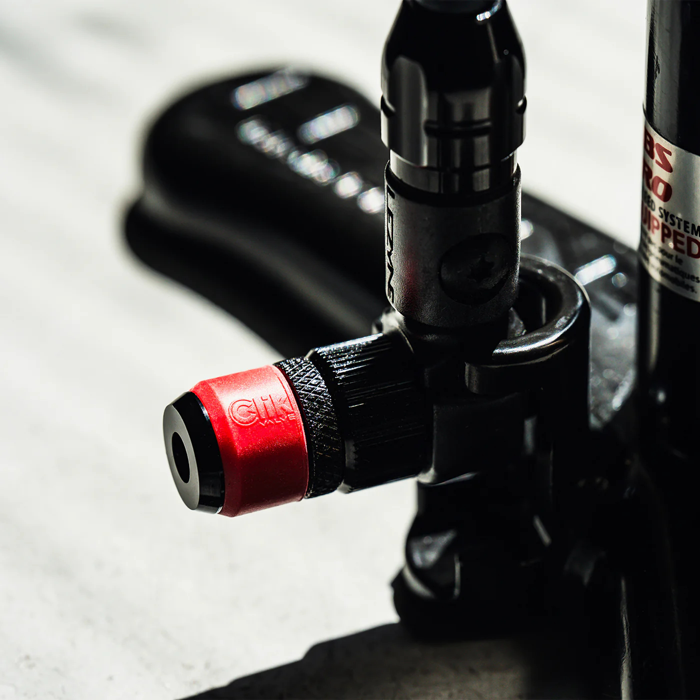 Końcówka do pompki LEZYNE CLIK CHUCK akbisport.pl - Sklep i Serwis rowerowy Gdańsk Osowa Trójmiasto Akcesoria i Naprawy 2 Końcówka do pompki LEZYNE CLIK CHUCK akbisport.pl - Sklep i Serwis rowerowy Gdańsk Osowa Trójmiasto Akcesoria i Naprawy 2